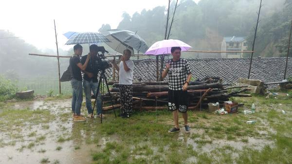 劉鼎鼎自編自導(dǎo)電影《風(fēng)中黃花2》 攝制中頂雨作業(yè)